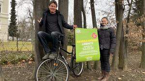 Treibende Kraft hinter der Fahrradbörse: Otmar Handler (Grünen-Gemeinderat Heiligenkreuz am Waasen) und Celina Robic (Grünen-Gemeinderätin Leibnitz)