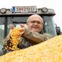 Erich Roscher mit Versuchsernte-Mais, der in Blintendorf am Zollfeld von Saatgut Linz angebaut wird. Klimafitte Sorten sollen getestet werden