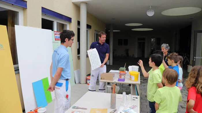 In der Volksschule Weiz präsentierten sich zahlreiche große Weizer Unternehmen,, um auf kindgerechte Weise den Schülern der dritten Klassen ihre Berufe zu erläutern.