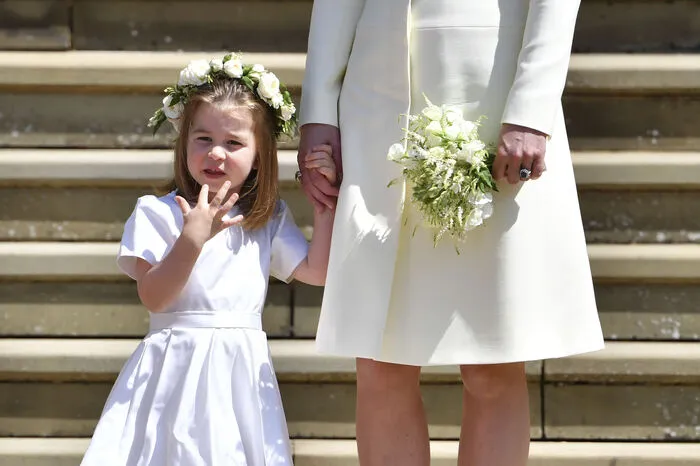... von Harry und Meghan gebucht, zusammen mit acht anderen Kindern aus dem Freundeskreis des Brautpaares haben sie die beiden zum Altar begleitet.
