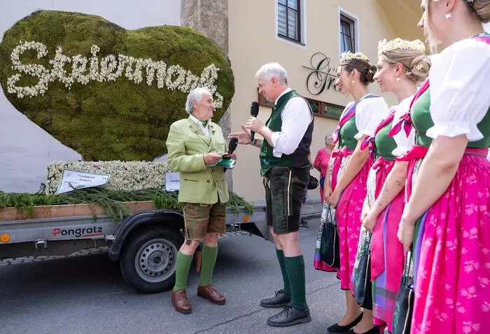 Foto zeigt den Abschied von Reinhart Grundner beim Narzissenfest