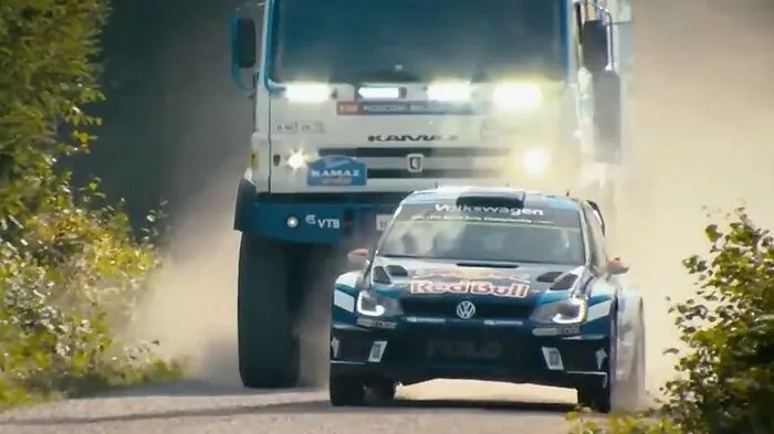 Der Polo R WRC wird vom Kamaz 4326 gejagt