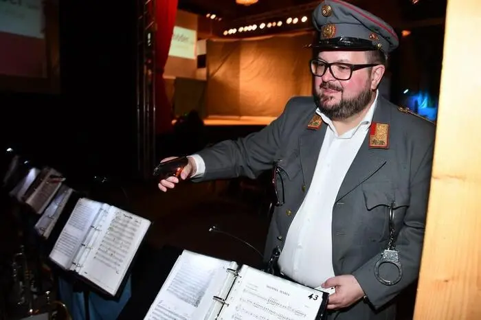 Wie es sich für einen Opernball gehört, versuchten beim Eingang zur Vorstellung Kamerateams von ORF und ATV (oder das Team der Feuerwehr Peterdorf) Interviews von den Gästen einzufangen.