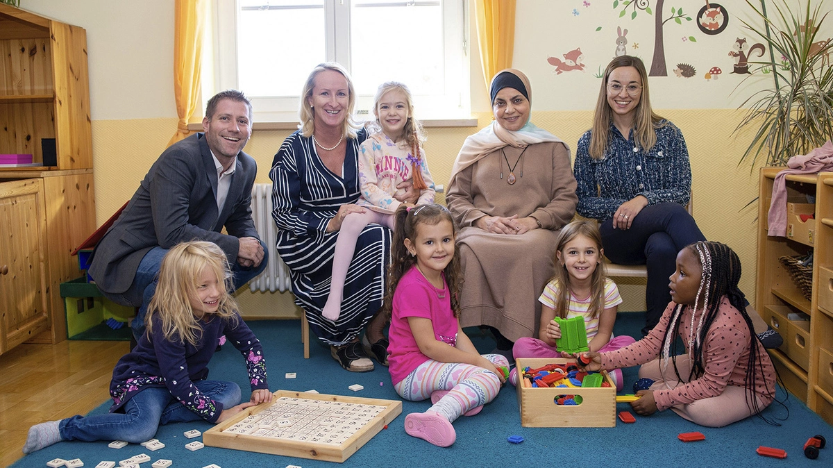 Von links: Bildungs- und Integrationsreferent Vizebürgermeister Philipp Liesnig (SPÖ) mit Sandra Motnik (Leiterin Kindergarten Regenbogen), Manal Okasha (Interkulturelle pädagogische Mitarbeiterin) und Melanie Bürger (Geschäftsleiterin Projektgruppe Frauen)