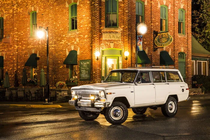 Robuste Offroad-Vehikel für Farmer und Surfer war die eine Sache, gepflegte Allradcruiser für die betuchte Gesellschaft die andere. Und genau dieses Feld bediente Jeep ab 1963 mit dem Wagoneer. Mehr Komfort, mehr Platz, erstmals sogar ein Automatikgetriebe in Verbindung mit (ebenfalls erstmals permanenten) vier angetriebenen Rädern, das gab es noch nie. 1973 setzte Jeep noch eins drauf und kombinierte erstmals eine Einzelradaufhängung an der Vorderachse mit Allrad, und langsam bekamen wir eine Idee davon, was ein Premium-SUV sein könnte.