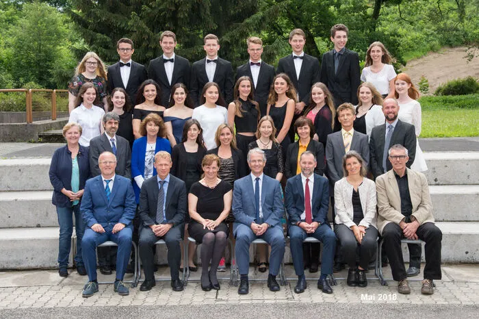 Letizia Corciu, Fabian Marcel Einzinger, Clemens Goldgruber, Nejla Hurem, Verena Korndon, Melissa Krenn, Melanie Rebecca Maurer, Jana Mauritsch, Caroline Obwaller, Carina Pötscher, Denise Reitbauer, Christoph Teubl, Mirlinda Vojvoda, Simon Rudolf Winter, Lukas Wittreich und Tobias Wittreich sowie Sejla Zekovic haben die Matura am Kapfenberger Gymnasium mit Erfolg abgelegt. Der Klassenvorstand der Schülerinnen und Schüler war Barbara Zingl.