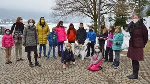 Spazierengehen mit einem gebastelten Lama, das mit einer langen köstlichen Schokoladegirlande weihnachtlich geschmückt worden war