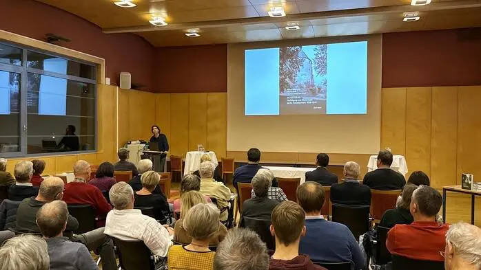 Zur Buchpräsentation im Jubiläumsjahr „50 Jahre Museumsverein Fürstenfeld“ luden Museumsvereinsobmann Karl Amtmann und Museum Pfeilburg-Kuratorin Gaby Jedliczka in den Mediensaal der Mittelschule.