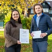 Mädelleiterin Vanessa Egger nahm die Siegesurkunde von Kleine Zeitung-Redakteur Andreas Hoi entgegen