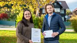 Die Mädelleiterin Vanessa Egger und Redakteur Andreas Hoi bei der Urkundenübergabe. Egger hält die Urkunde in ihren Händen. | Mädelleiterin Vanessa Egger nahm die Siegesurkunde von Kleine Zeitung-Redakteur Andreas Hoi entgegen