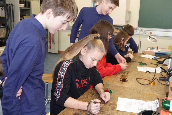 Betreut von HTL Schülern wurde von den "Girls" mit dem Lötkolben und mit Werkzeug und viel Feingefühl eine Blinklichtplatine in der Elektrotechnik Werkstätte gestaltet.