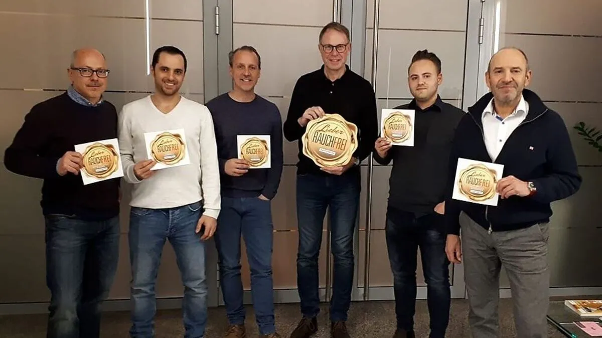Gerhard Vorcnik (Stadtgemeinde, 4. v. l.) mit den Vertretern der Lokale