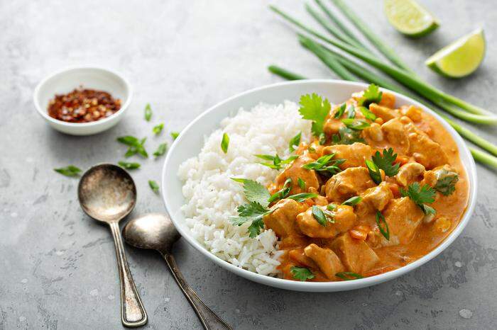 Das Gericht bildet eine Art Curry mit Hähnchenfleisch und einer gewürzten Tomaten-Butter-Sauce