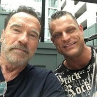 Klaus Drescher mit seinem Vorbild Arnold Schwarzenegger