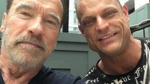 Klaus Drescher mit seinem Vorbild Arnold Schwarzenegger