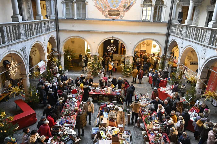 Der Schlosshof als großer Christkindlmarkt.
