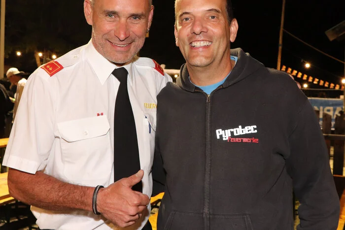 Am Foto Kdt. Thomas Proprentner mit Peter Holzmann, der seit 2006 mit seinem Team das Brillantfeuerwerk durchführt.