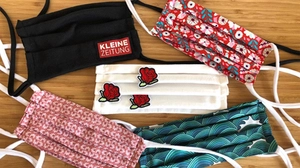 Die Maske kann auch mit lustigen Bügelbildern oder Aufnähern (Tipp: verschiedene Motive, Sprüche etc. aus alten Kleidungsstücken ausschneiden) verziert werden