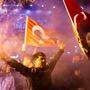 Jubelnde jugendliche Anhänger der türkischen Opposition feiern in Istanbul ihren Wahlsieg 