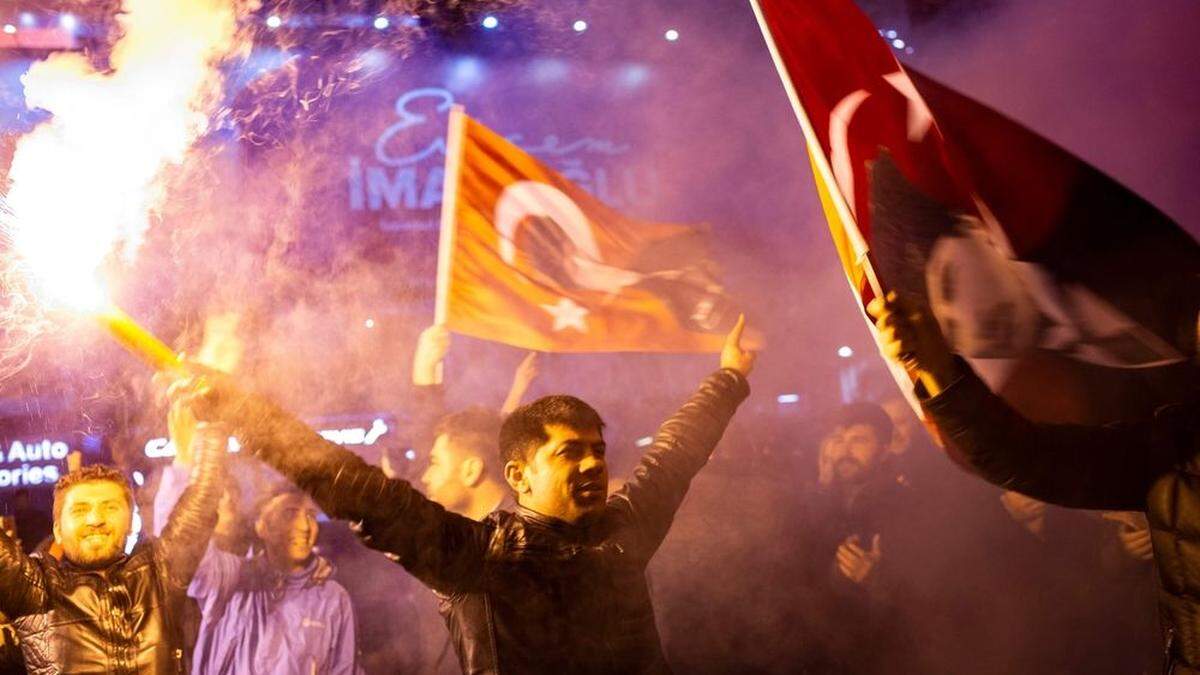 Jubelnde jugendliche Anhänger der türkischen Opposition feiern in Istanbul ihren Wahlsieg 