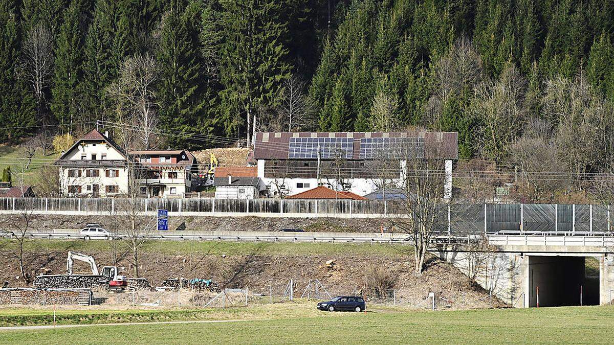 Tauern autobahn bei Spittal: Der Lärmschutz in Holzkassetten-Bauweise ist über 30 Jahre alt