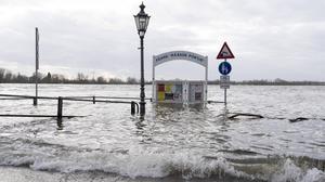 Hochwasser an der Schiffsanlegestelle der Rheinfähre Räässe Pöntje.  | Hochwasser an der Schiffsanlegestelle der Rheinfähre Räässe Pöntje. 