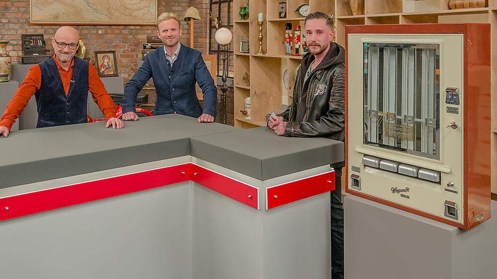 Mario Hämmerle, Willi Gabalier und Mathias Frieser mit seinem Zigarettenautomaten