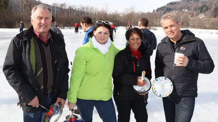 22 Mannschaften nahmen an diesem Eisstockturnier teil, bei dem die Sieger einen geschnitzten 26-er Traktor von der Familie Fischer als Wanderpokal erhielt.