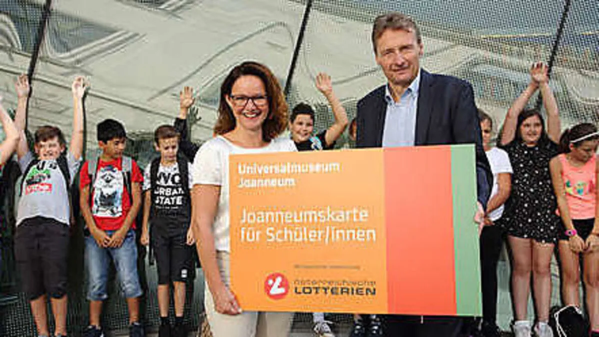 Alexia Getzinger übergibt die Joanneumskarte an Hermann Zoller (Landesschulrat) und die Schüler der Neuen Mittelschule Eggersdorf