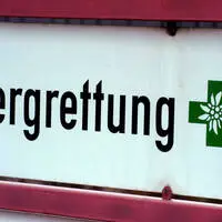 Ein Bergretter leistete sofort Erste Hilfe, doch für den Wanderer kam jede Hilfe zu spät (Symbolfoto)