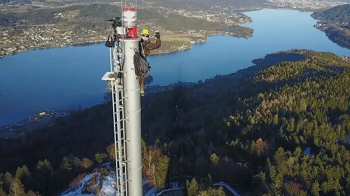 Robert Schelander montierte die Kameras höchstpersönlich an die Spitze des Turmes