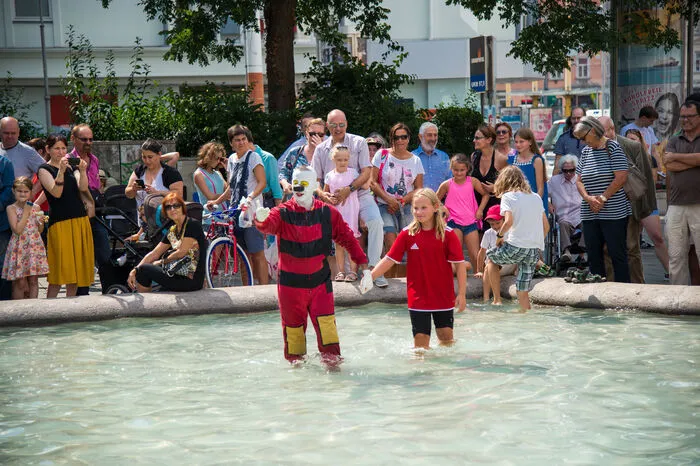 ... eigentlich ist das Baden im Brunnen ja nicht erlaubt, aber bei La Strada wird plötzlich vieles möglich ...