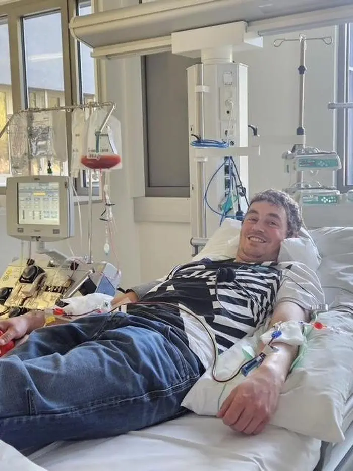 Bei der Stammzellenspende | Manfred Jestl bei der Stammzellenentnahme im Krankenhaus