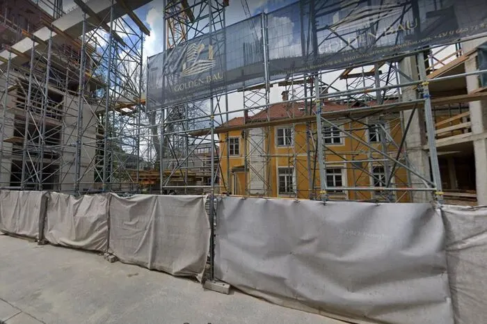 Der Altbau bleibt durch einen Durchgang von der Elisabethstraße aus weiterhin sichtbar.
