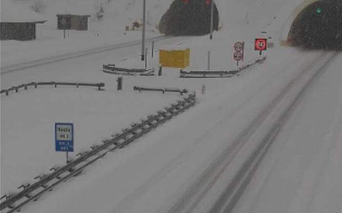 Auf der Autobahn A6 - sie  führt von Bosiljevo über Delnice nach Rijeka - liegt Schnee