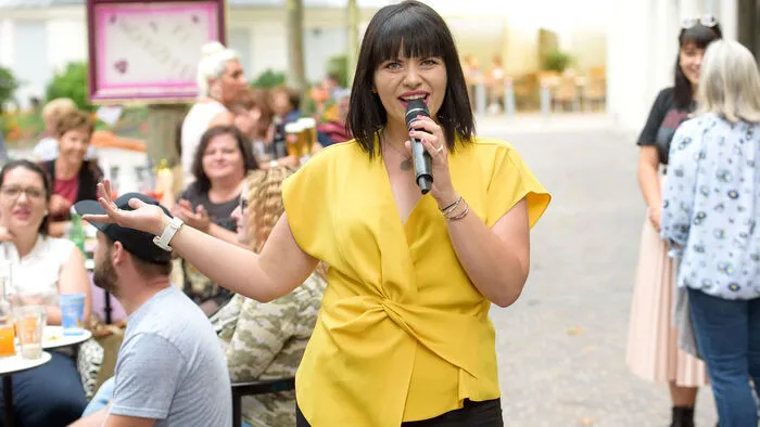 Schlagersängerin Elisabeth Kreuzer sang vor der Café-Bar "Im Wohnzimmer" auf.