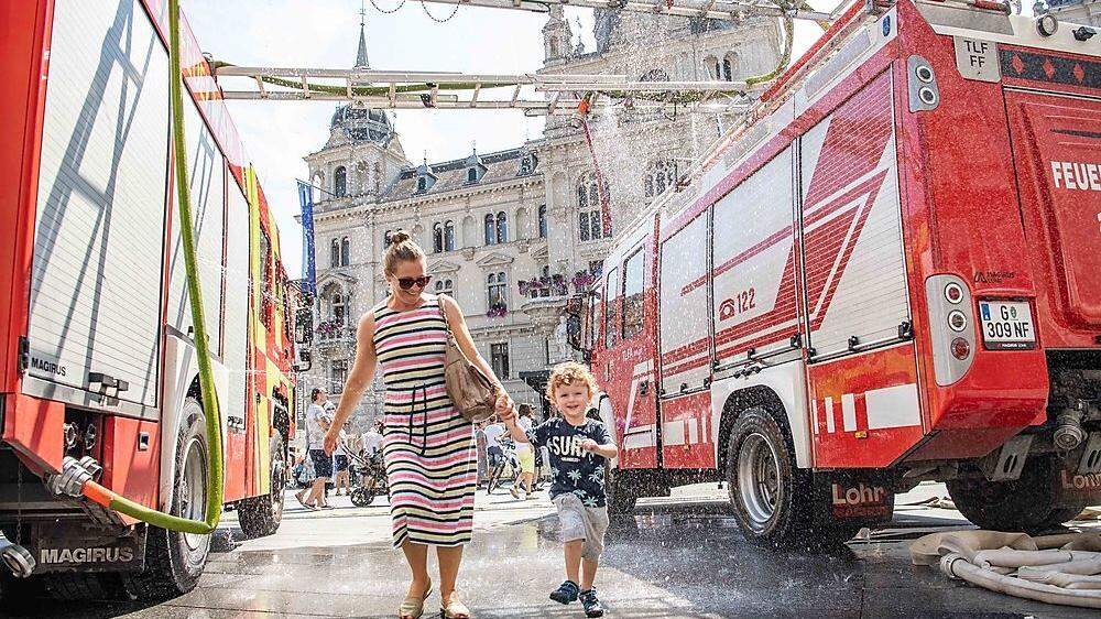 Behelfsmäßig rückt die Feuerwehr in Graz aus, um zumindest am Hauptplatz für Abkühlung zu sorgen