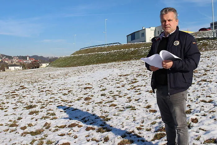 Mit einer Verkaufsfläche von rund 1000 Quadratmetern und 120 Parkplätzen entsteht im Gewerbepark Friedberg die größte Hofer-Filiale im Bezirk. Sie soll im Sommer 2018 eröffnet werden. Mehr dazu.