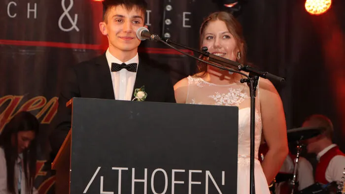 Die HAK-Ballleiter Sebastian Obernosterer und Anna-Maria Kraxner bei ihrer Begrüßung.