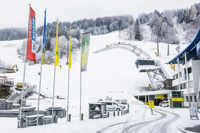 Tiefverschneit auch der Planai-Zielhang und das Stadion