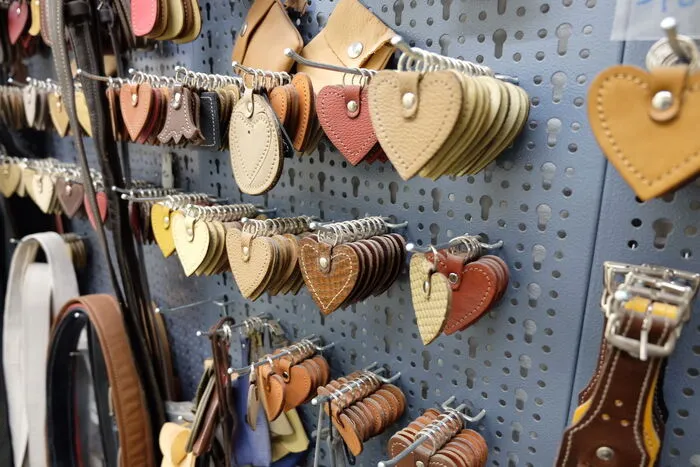 Neben Schuhreparaturen entwickelt er Accessoires aus Leder.
