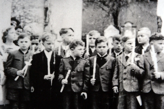 Ein Foto aus der Sammlung seines Volksschulfreunds Josef Heinzl (2. v. r. hinten) zeigt Schwarzenegger (hinten Mitte links) bei der Erstkommunion in Thal. Heinzl sagte 2007 zur Kleinen Zeitung: "Im Alter von sechs Jahren hat der Arnold noch nicht, wie oft berichtet wird, von Amerika geträumt. Denn damals haben wir Kinder überhaupt nicht gewusst, dass es dieses Land gibt."