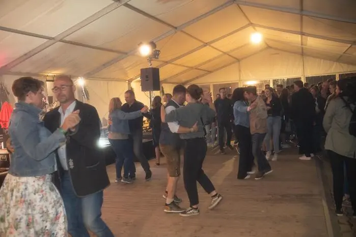 Die Tanzfläche war sehr belebt – Jung und Alt tanzten Seite an Seite und genossen die Musik in vollen Zügen.