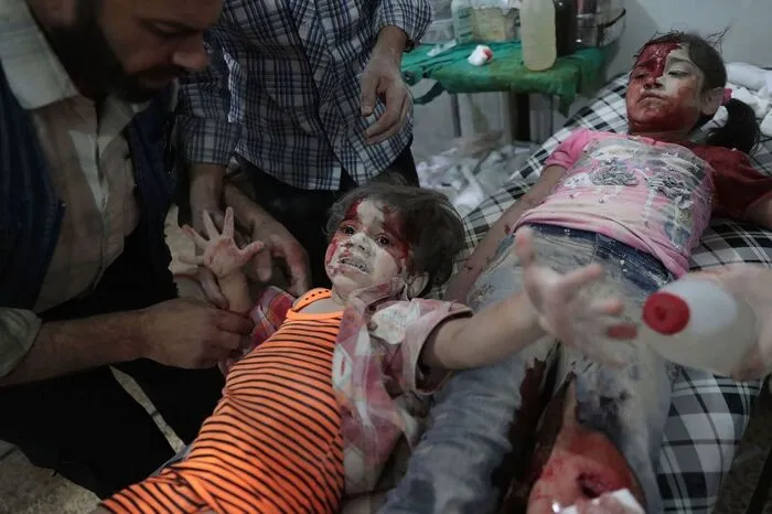 Ameer Alhalbi dokumentiert mit seinen Bildern die Arbeit der "Weißhelme" und anderen Aktivisten in Aleppo, die nach Angriffen verschüttete Kinder bergen. 2. Platz in der Kategorie Spot News Stories