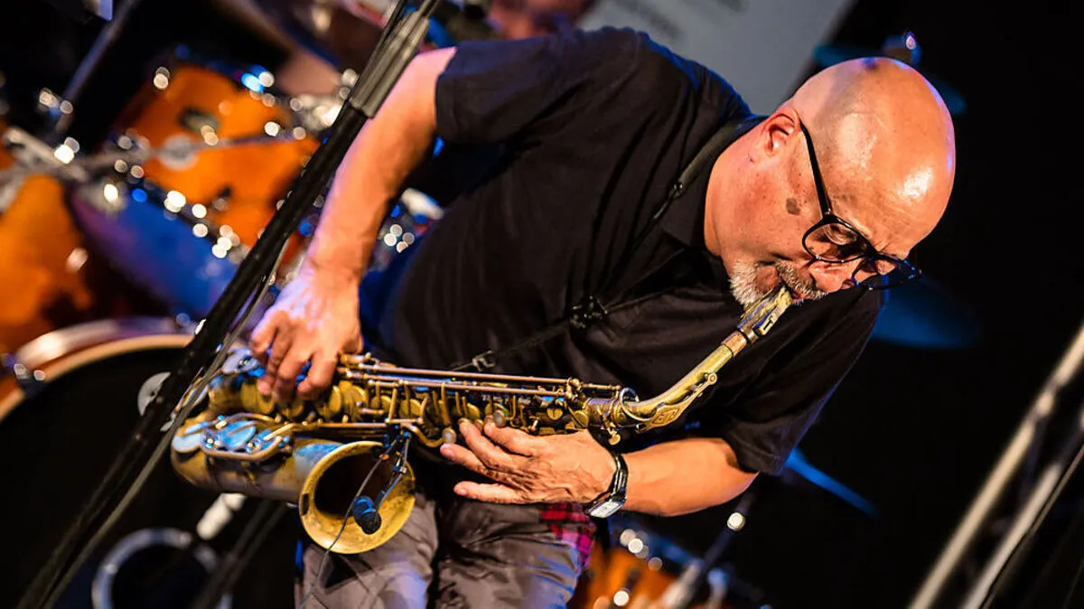 Bandgründer Kazutoki Umezu in Aktion