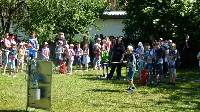 Dank Sonnenschein und klarem Himmel kratzte das Thermometer Freitagmittag ein ums andere Mal an der 30-Grad-Marke. Noch wesentlich heißer ging es jedoch auf dem Gelände der Betriebsfeuerwehr Böhler hinter der Kapfenberger Musikschule her, dorthin hatten die Kameraden zum diesjährigen Familientag geladen.
