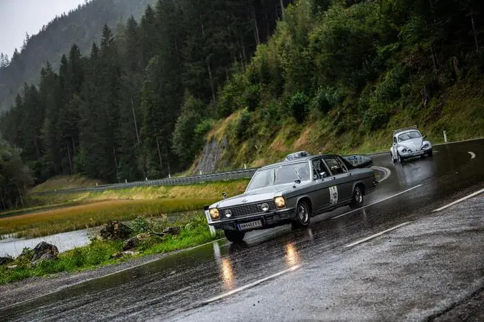 Die Rallye wurde deshalb nach der Durchfahrt in Seewiesen abgebrochen und erst am Nachmittag in Mürzsteg, mit abschließendem Zieleinlauf am Abend in Neuberg, wieder fortgesetzt.