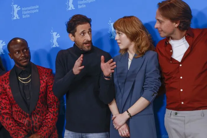 Sallieu Sesay, Adrien Brody, Odessa Young und Regisseur John Trengove posieren für Fotografen beim Fototermin für den Film "Manodrome".