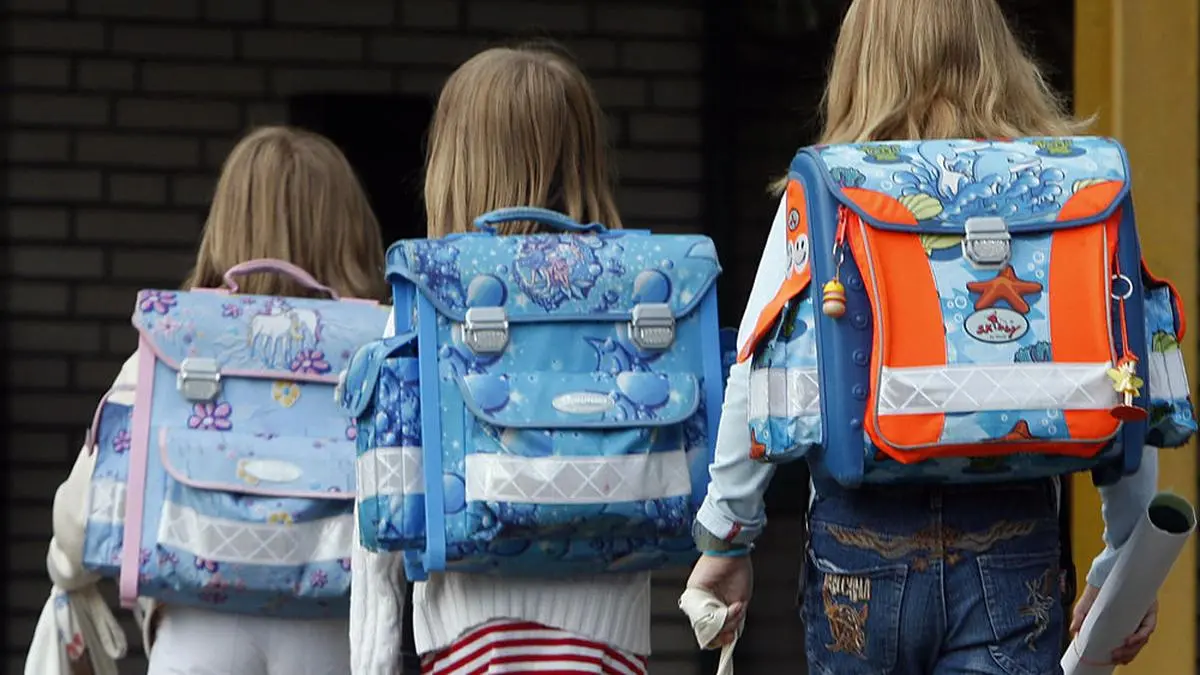 ARCHIV - Schueler laufen am 17. August 2009 ueber den Schulhof einer Grundschule in Duisburg-Baerl.  Schickes Aussehen und die Beliebtheit beim Nachwuchs sollten nicht die einzigen Kriterien beim Kauf eines Schulranzens sein. Vielmehr sollten Eltern auch auf Tragekomfort, Sichtbarkeit und Ergonomie achten. (AP Photo/Frank Augstein) FILE - Pupils enter a ground school in Duisburg, western Germany, after more than six weeks of vacation.(AP Photo/Frank Augstein)