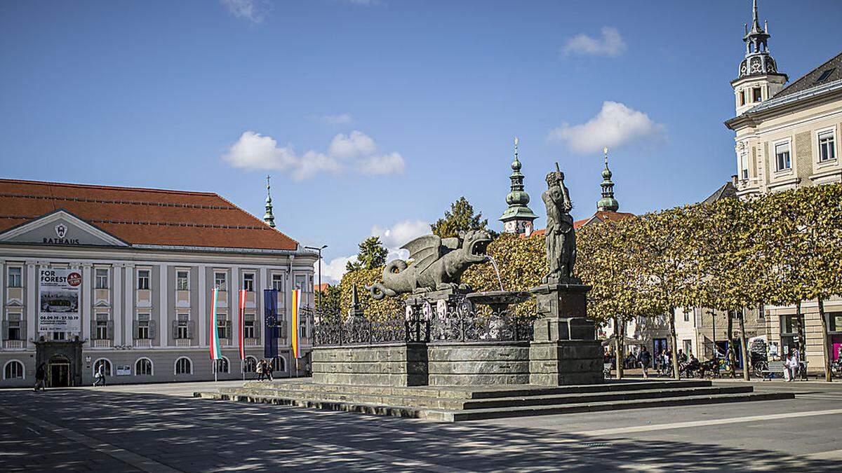 Die Baumscheiben am Neuen Platz werden saniert.